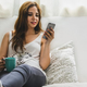 Imagen para el artículo titulado Si quieres tener éxito en Tinder, ni se te ocurra incluir estas cosas en tu perfil